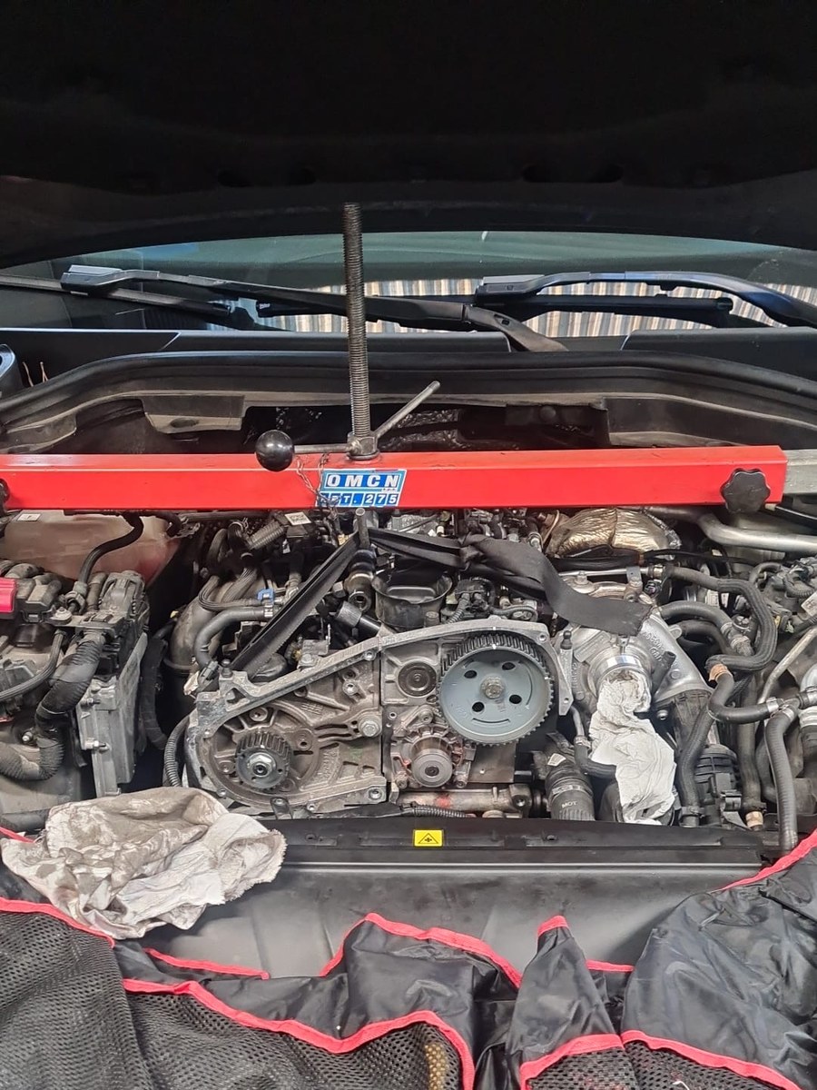Vano motore aperto in officina a Torino durante la ricerca del guasto