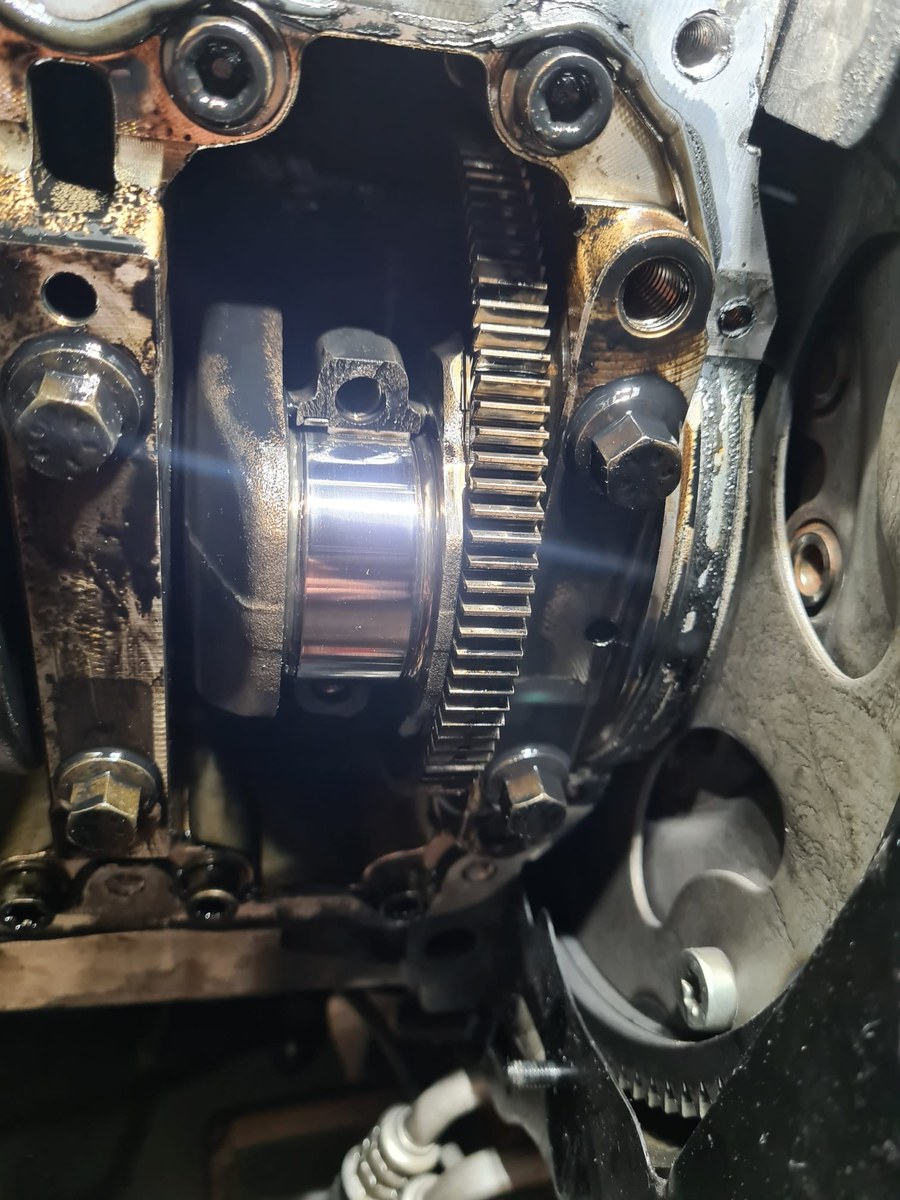 Dettaglio degli ingranaggi della distribuzione durante una lavorazione sul motore