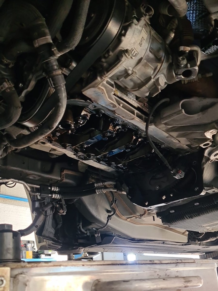 Basamento del motore visto da sotto il ponte sollevatore dell'officina